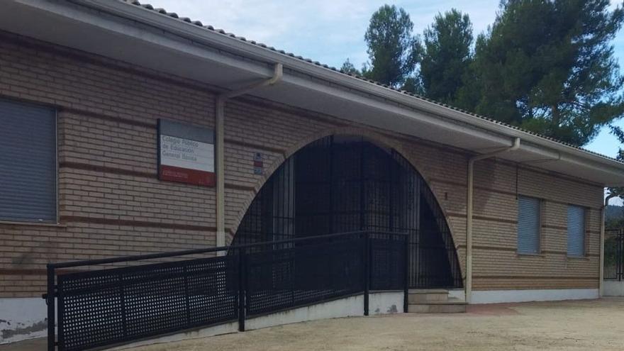 El centro educativo dispone instalaciones óptimas: tres aulas, gimnasio, áreas deportivas como una cancha de baloncesto, un campo de fútbol, un gimnasio y huerto escolar. 