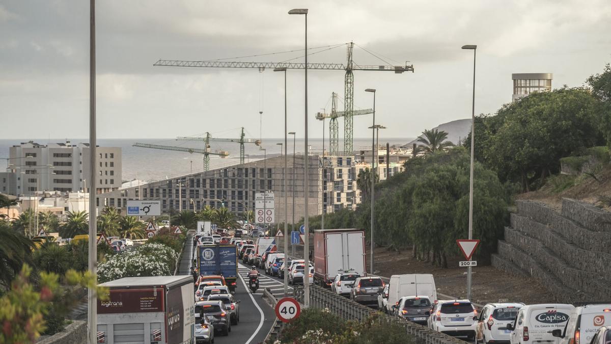 Colapso de tráfico en la entrada de los túneles de Julio Luengo a primera hora de la mañana.