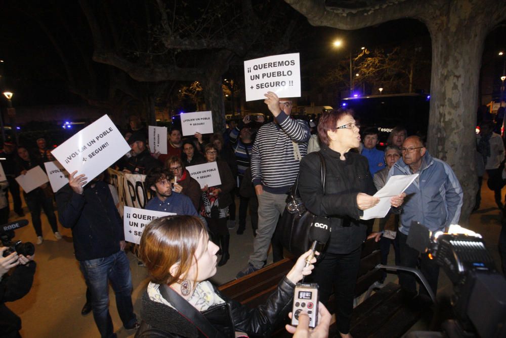 Dues concentracions s'han enfrontat a Salt per la inseguretat i el racisme