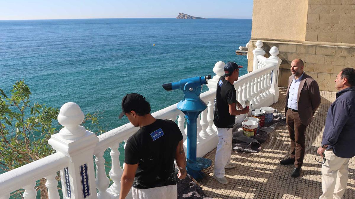Tareas de mejora en la balaustrada de la plaza de Sant Jaume de Benidorm.