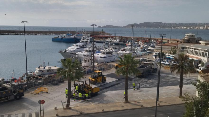 Asfaltan el aparcamiento del puerto de Xàbia donde ardieron 34 coches
