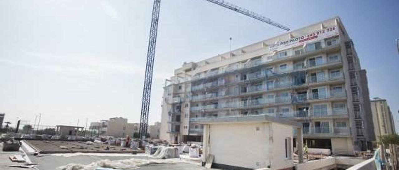 Un edificio de apartamentos en construcción en la playa del Puig de Santamaría.