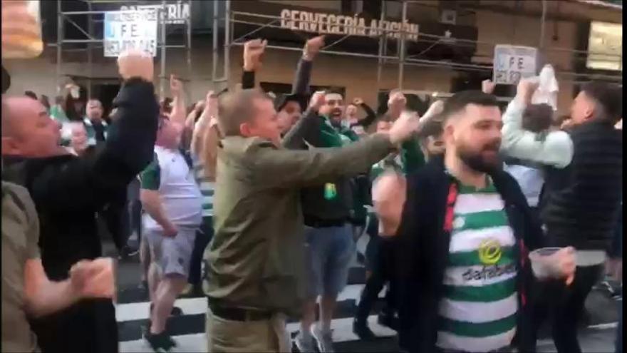Los aficionados del Celtic reciben a sus jugadores en las puertas del estadio
