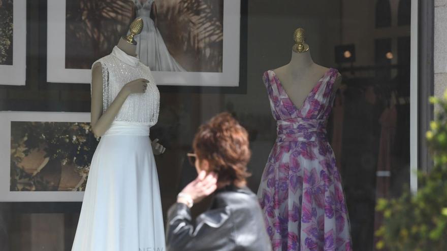 Una mujer mira un escaparate de una tienda de vestidos de novia en A Coruña.   | // CARLOS PARDELLAS