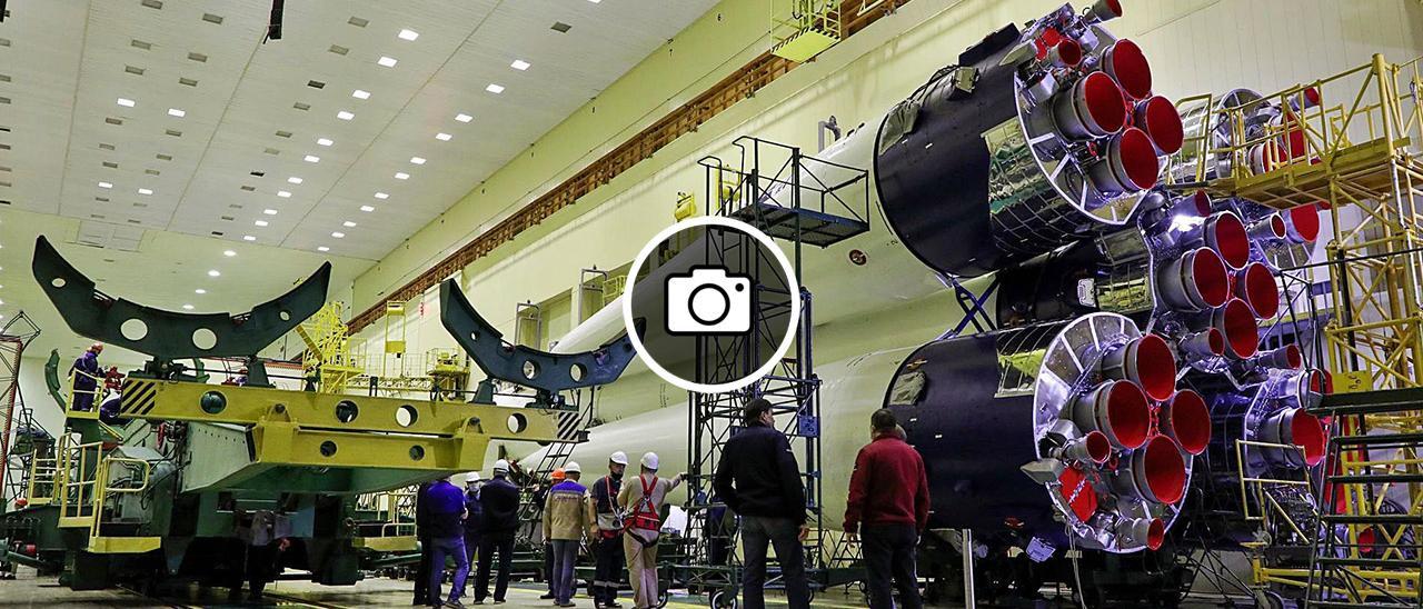 La integración de la Soyuz  en Baikonur se completó este lunes.