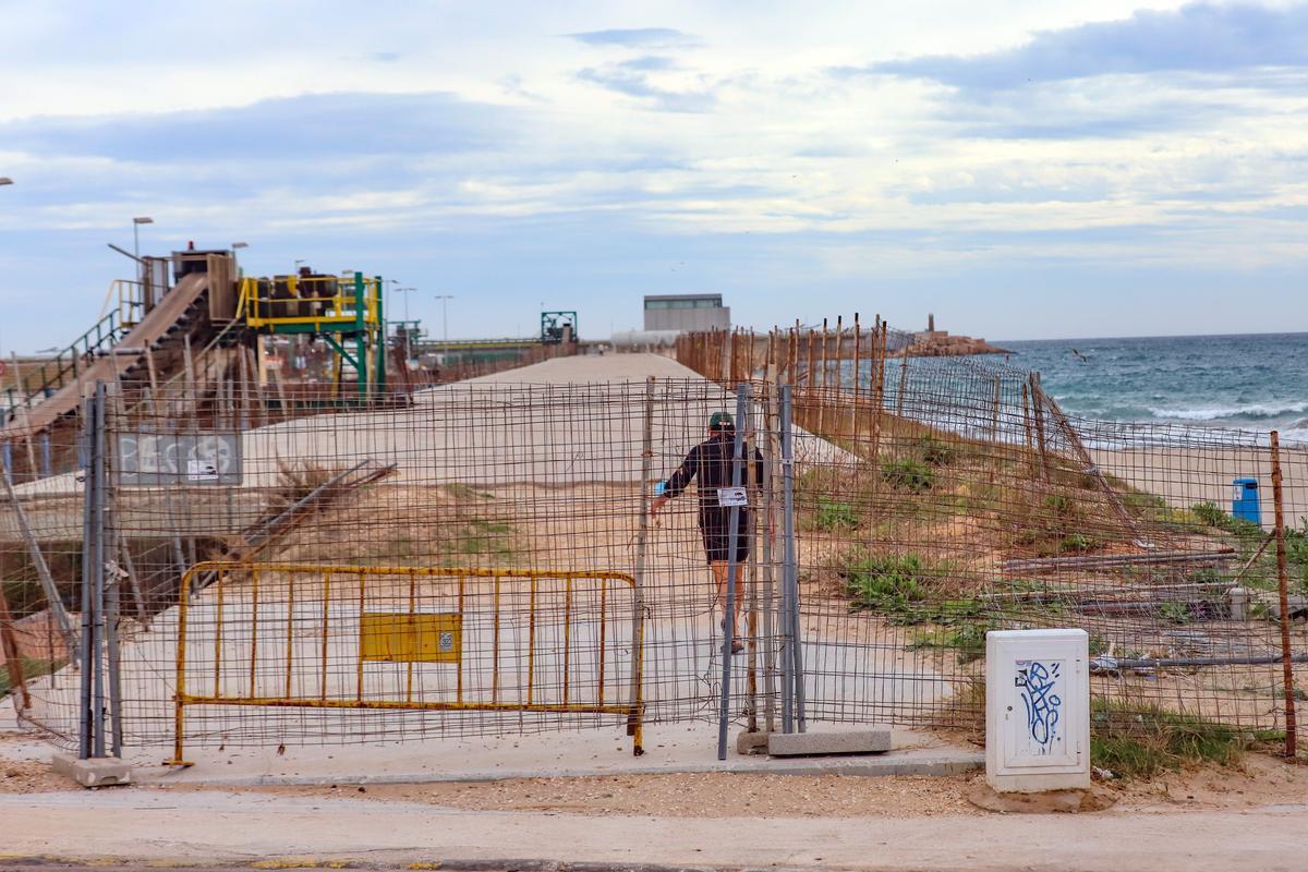 Acceso con las vallas tumbadas al paseo del Dique de Poniente de Torrevieja