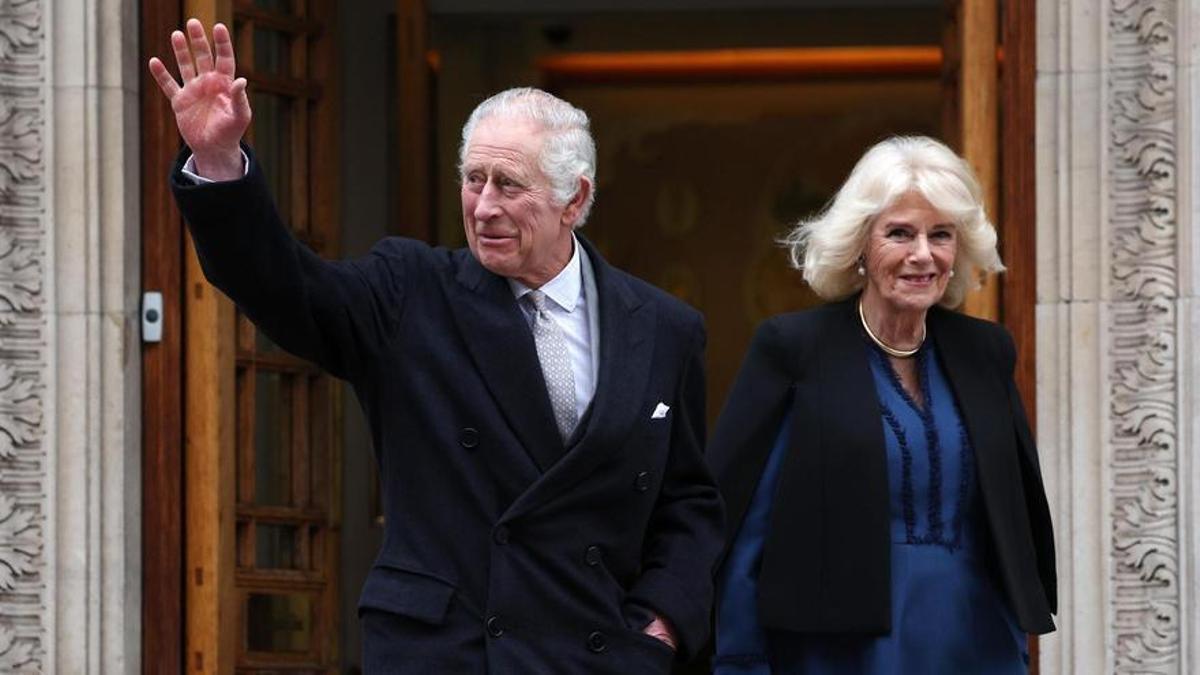 El rey Carlos de Inglaterra y su esposa, Camila, abandonan la clínica London.