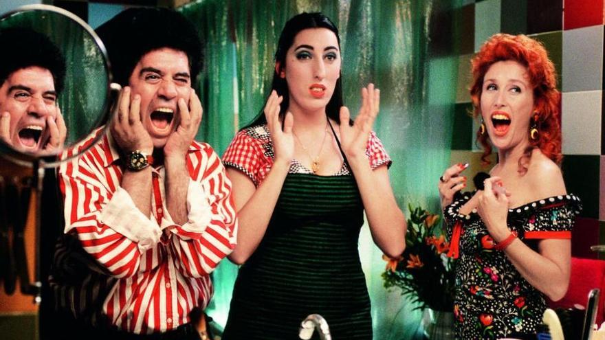 Almodóvar, Rossy de Palma y Verónica Forqué en el rodaje de &#039;Kika&#039;.