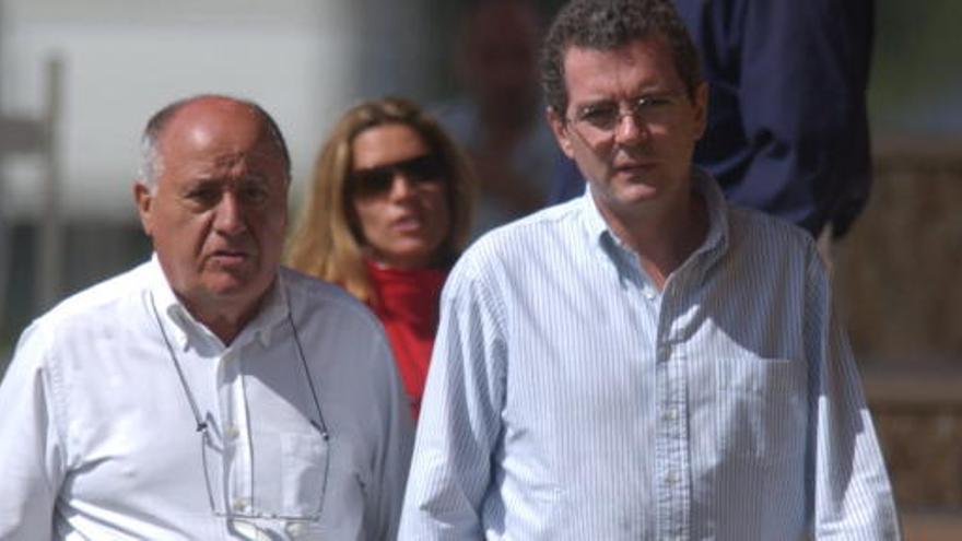 Amancio Ortega camina precedido por Pablo Isla.