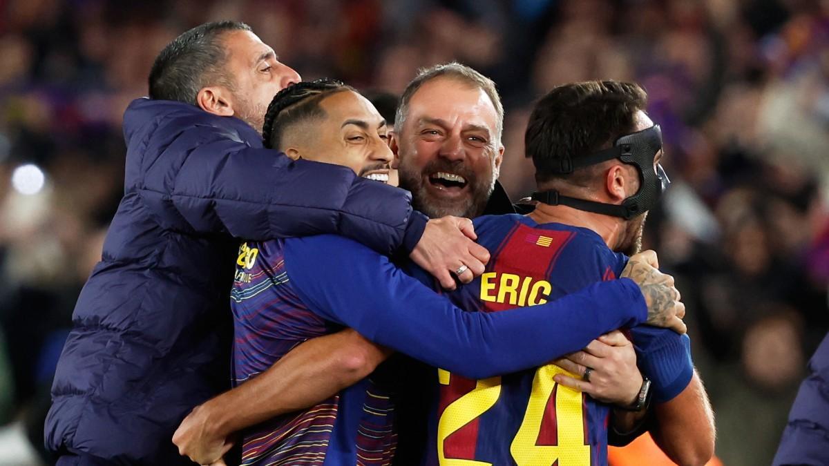 Flick se abrazó con los jugadores tras el gol de Ferran