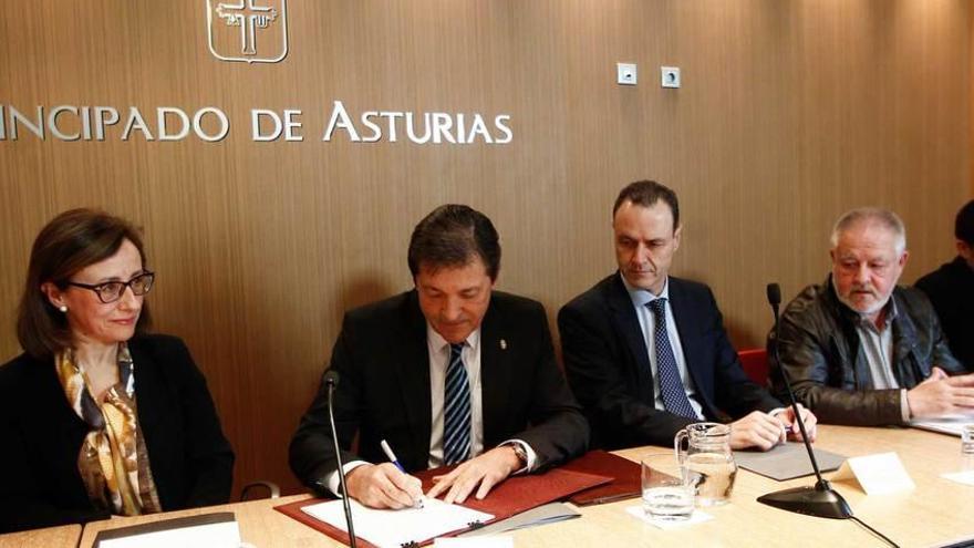 Por la izquierda, Belén Fernández, Javier Fernández, Alberto González, Antonio Pino y Javier Fernández Lanero, en la firma del pacto por las infraestructuras de Asturias el pasado 23 de marzo.