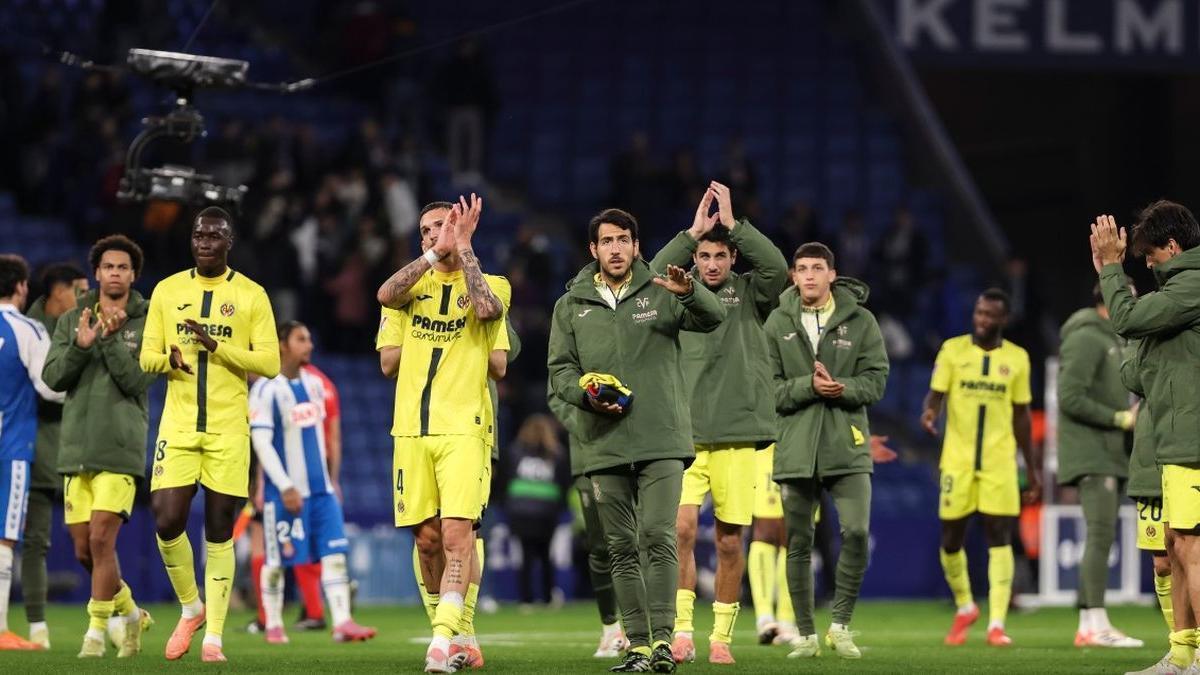 Aplausos de los futbolistas del Villarreal a la conclusión del encuentro en el RCDE Stadium, con la victoria por 0-2 gracias a los goles de Gerard Moreno y Alberto Moleiro.