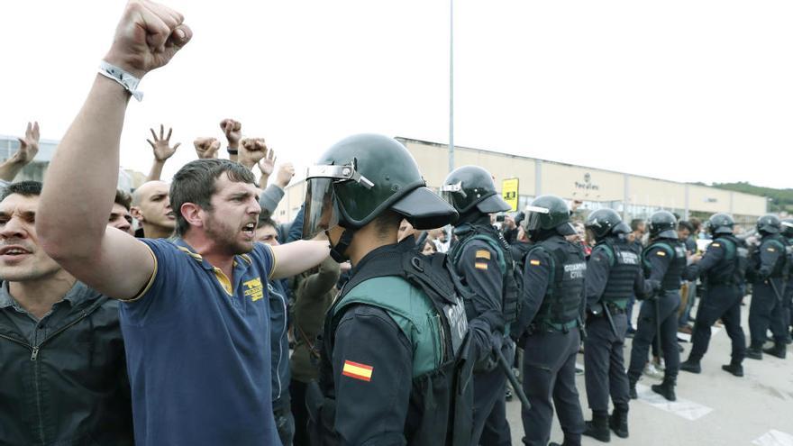 Guardias civiles e independentistas en el exterior del Pabellón Deportivo municipal de Sant Julia de Ramis (Girona).