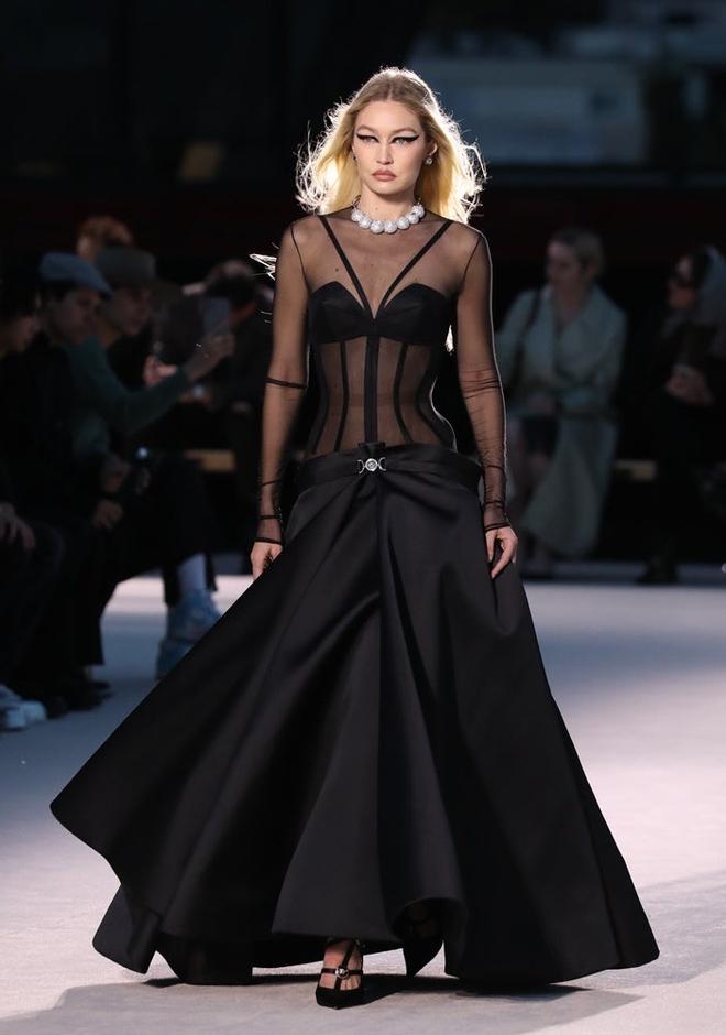 Gigi Hadid con vestido de Versace