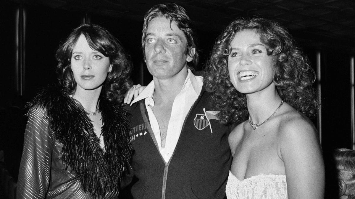 El director Just Jaeckin, en compañía de las actrices Sylvia Kristel (izquierda) y Corinne Cléry, en el estreno de 'Historia de O' en 1975