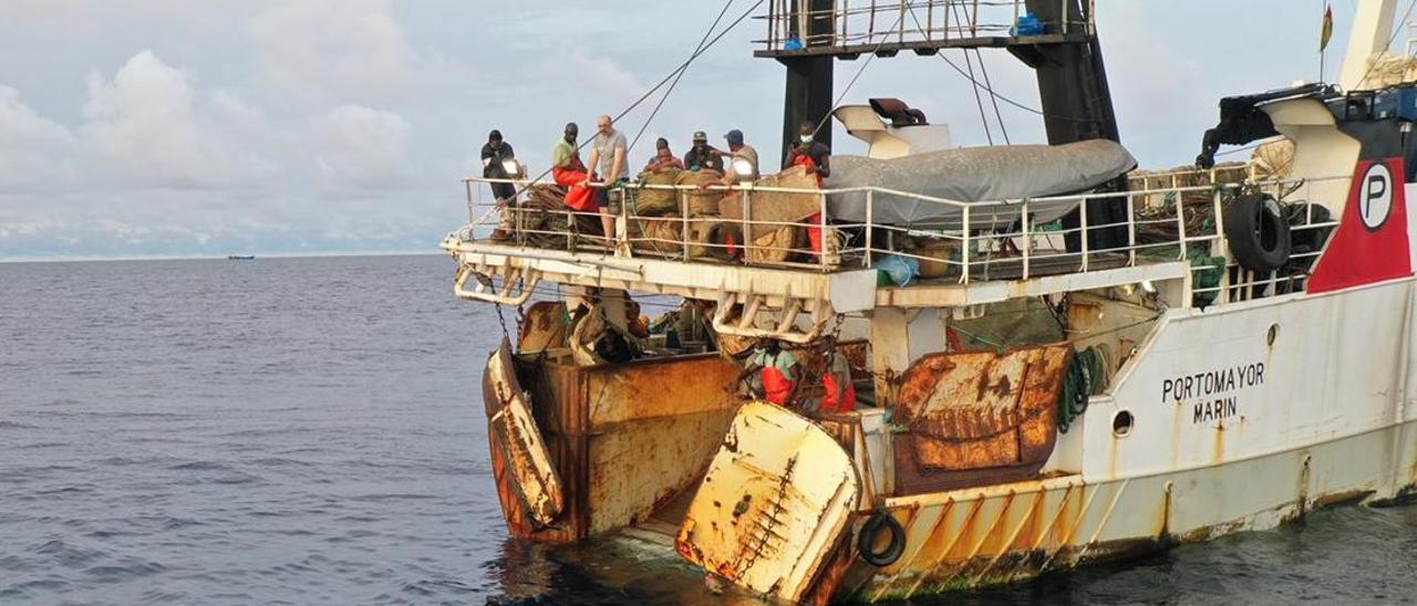 El “Portomayor”, el último buque en dejar Anacef, siendo asistido por la Armada en Bissau.