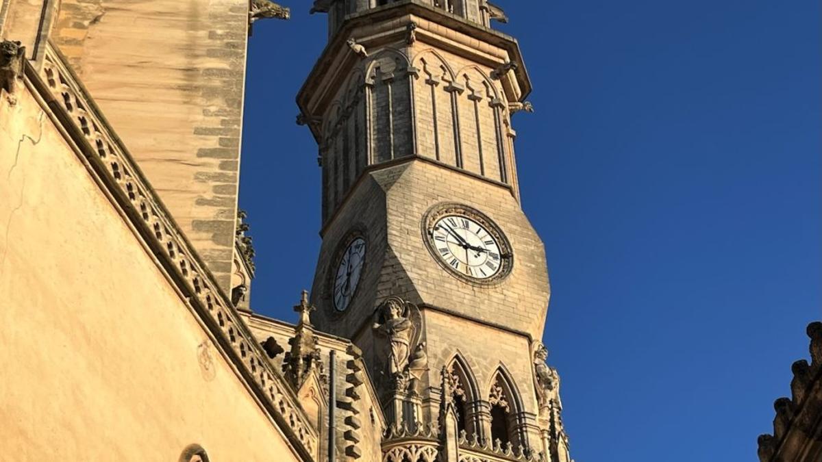 El reloj del campanario de la iglesia de Nostra Senyora dels Dolors de Manacor.