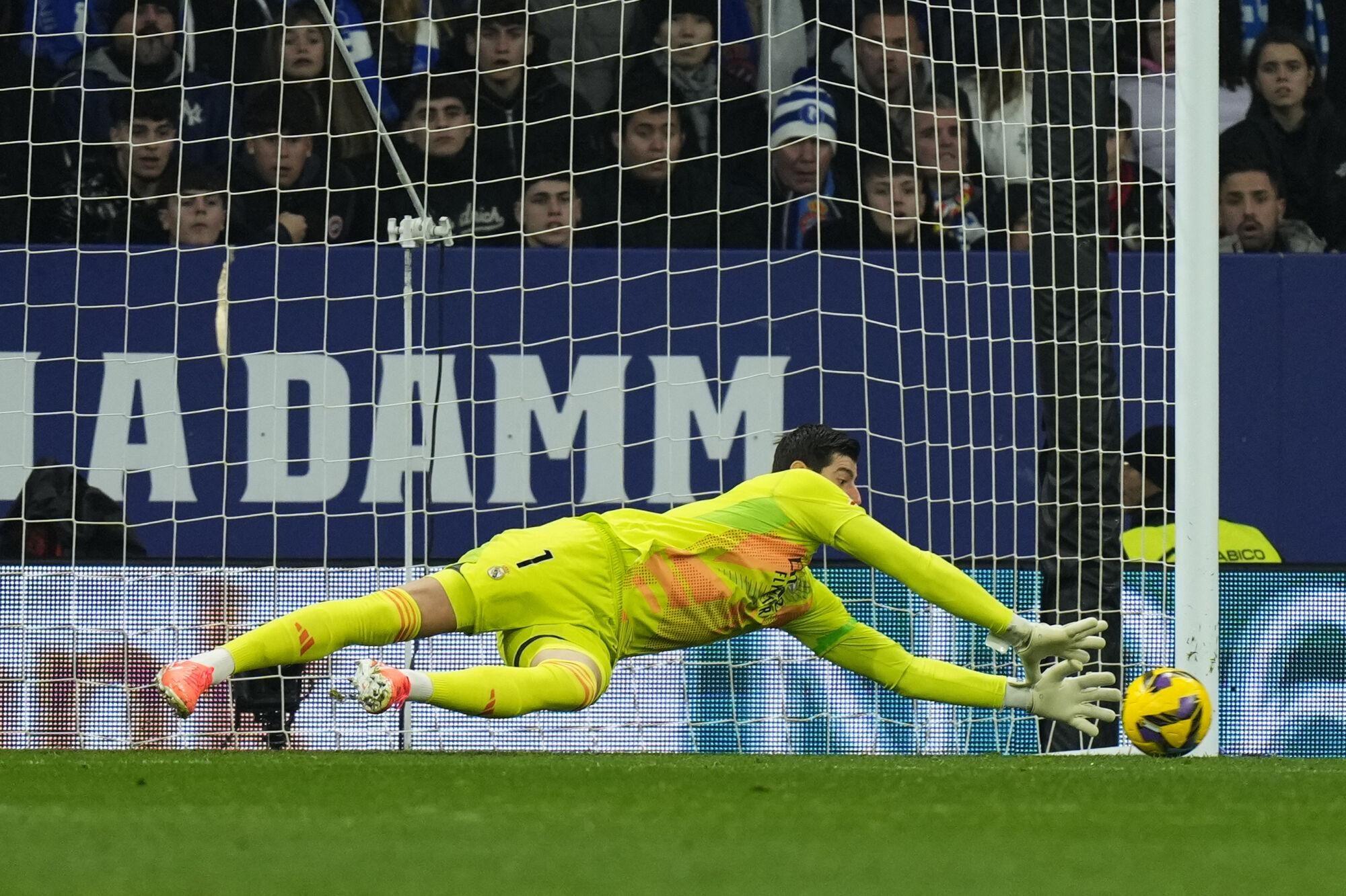 El guardameta belga del Real Madrid, Thibaut Courtois, detiene el balón durante el encuentro correspondiente a la jornada 22 de Laliga EA Sports que disputan hoy sábado el Espanyol y Real Madrid en el RCDE Stadium, en Barcelona. EFE / Siu Wu.. (Espanyol) (Real Madrid)