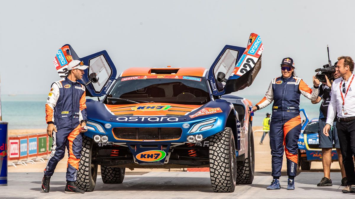 Laia Sanz, en el podio de salida del Dakar con el coche de Astara