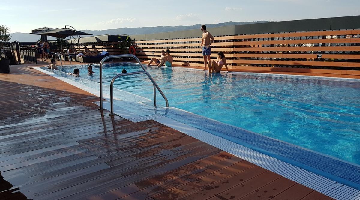 Varias personas disfrutan del hotel Eurostars de Córdoba, en una imagen de archivo.