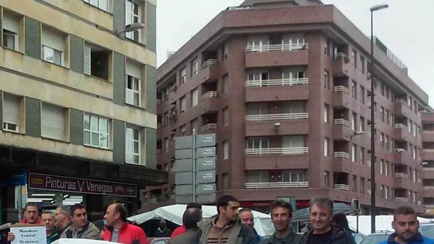 Los manifestantes, ayer en la Pola.