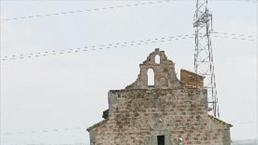 deteriorada. Aspecto que presenta la vieja iglesia de Benicalaf.