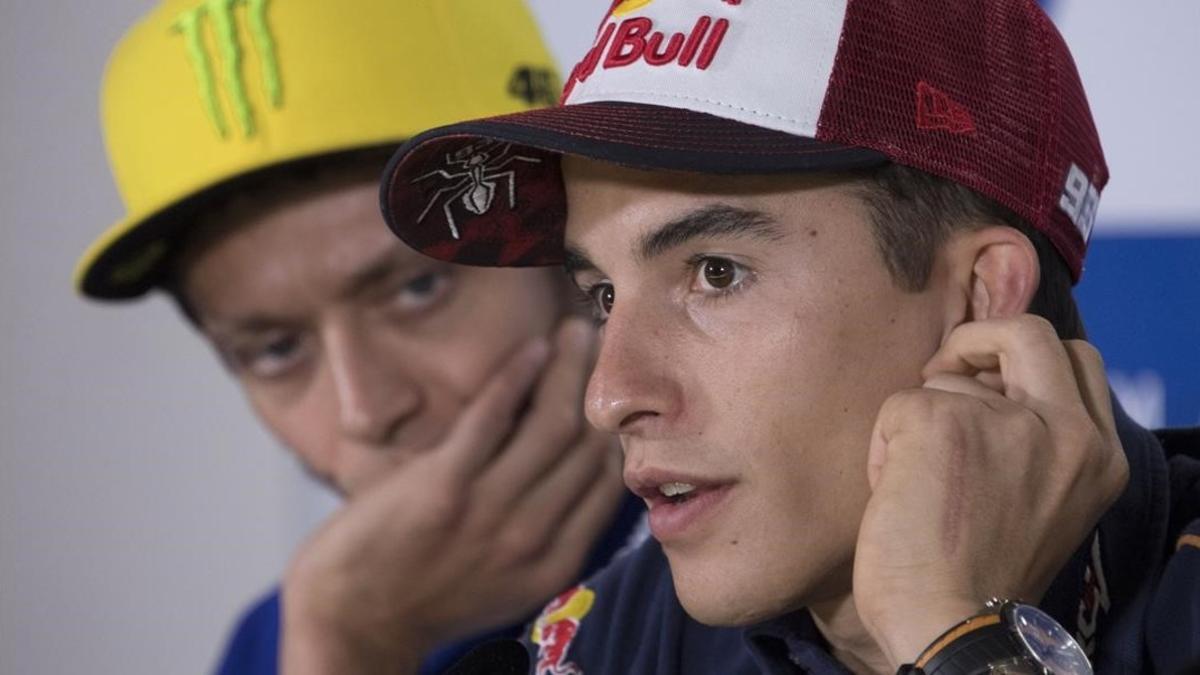 Valentino Rossi escucha hoy a Marc Márquez, en Misano.