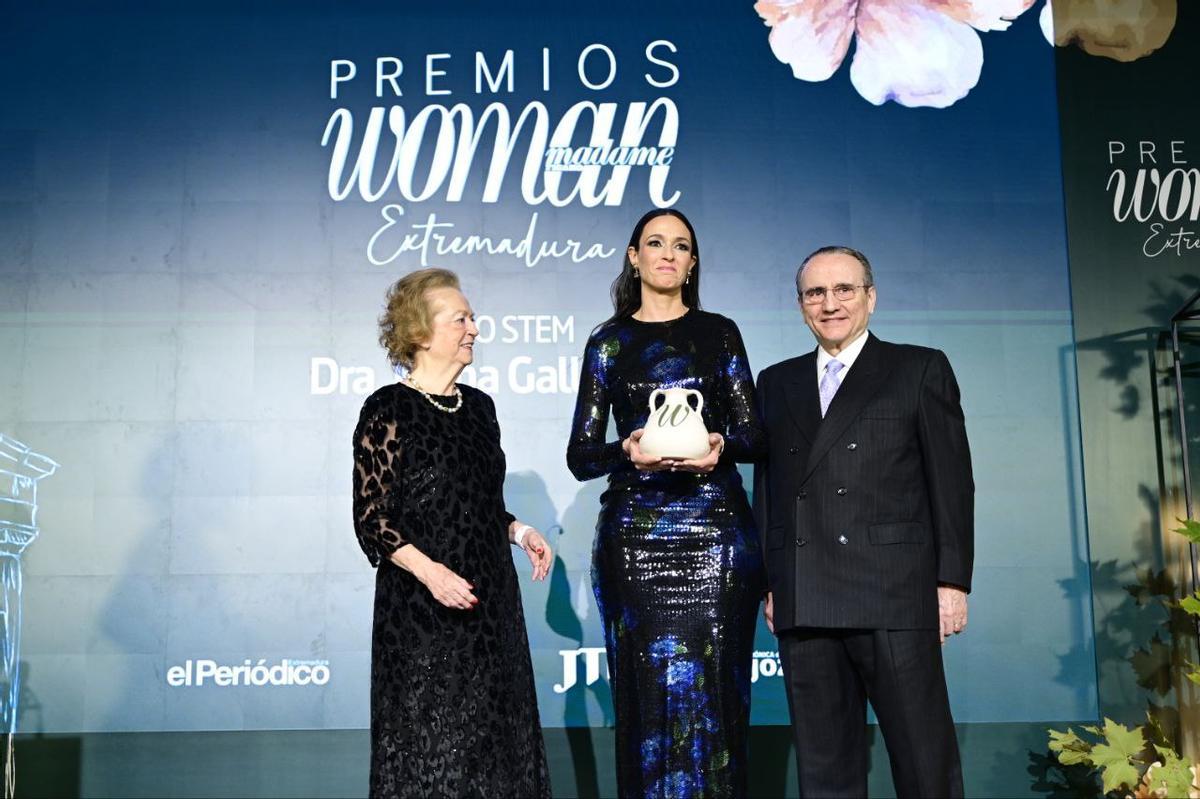 Elena Gallego recibe el premio de manos de Arantza Sarasola y Javier Moll.