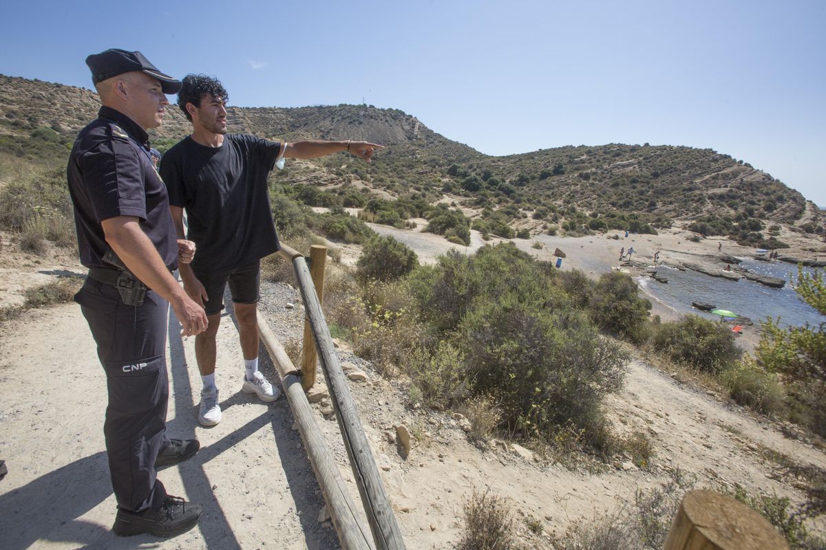 El policía Jorge Juan Baeza y el erasmus que salvó en junio en la cala Cantalar de Alicante.