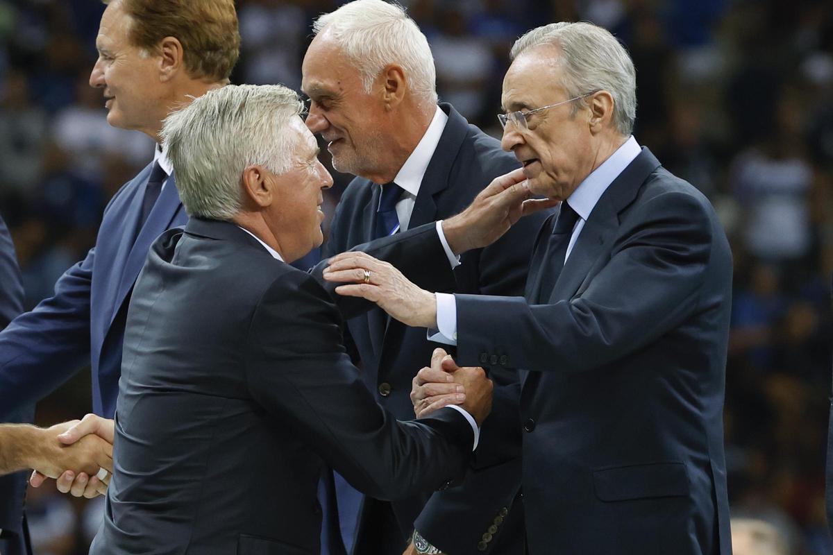 El presidente del Real Madrid Florentino Pérez saluda a Carlo Ancelotti, su entrenador, tras la disputa de la Supercopa de Europa.