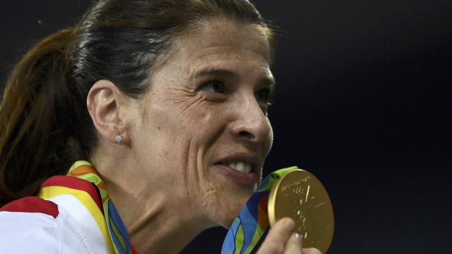 Una foto de archivo de Ruth Beitia con la medalla de oro.