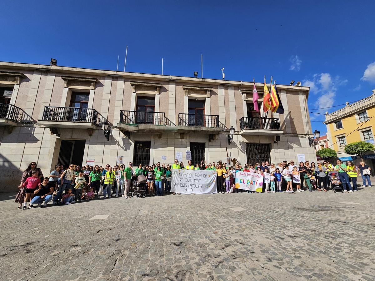 Los docentes y familias en la concentración de Silla.