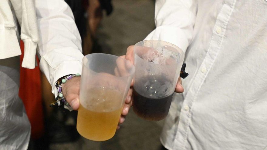 Jóvenes sostienen dos vasos en un botellón. | Pablo Hernández Gamarra