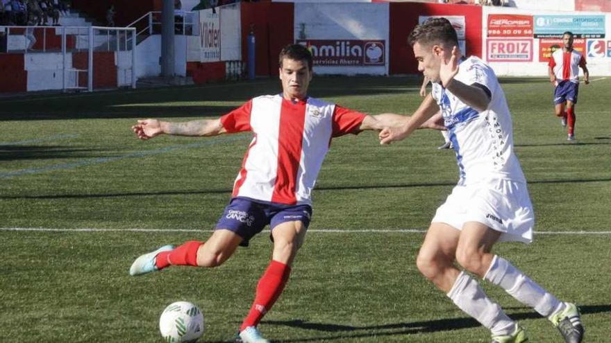 Yerai golpea el balón ante un rival en el encuentro frente al Barco. // Santos Álvarez