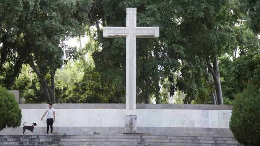 Cruz de los Caídos en el parque Ribalta.