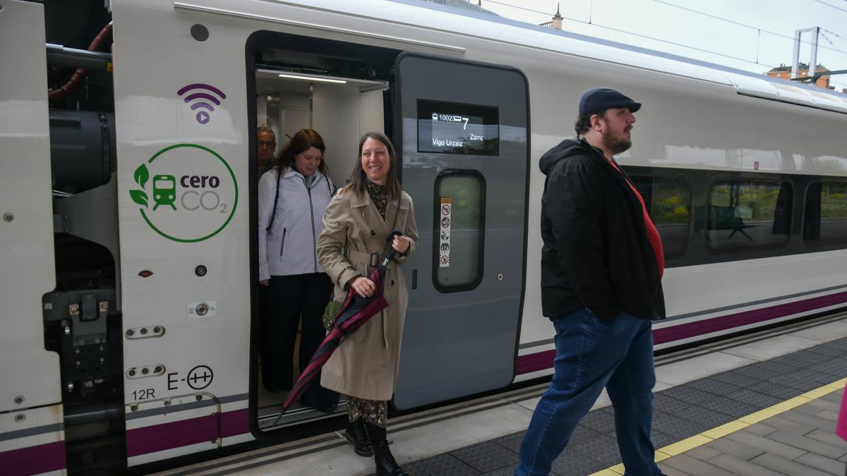Primeros viajeros del tren Avril, en la estación de Zamora