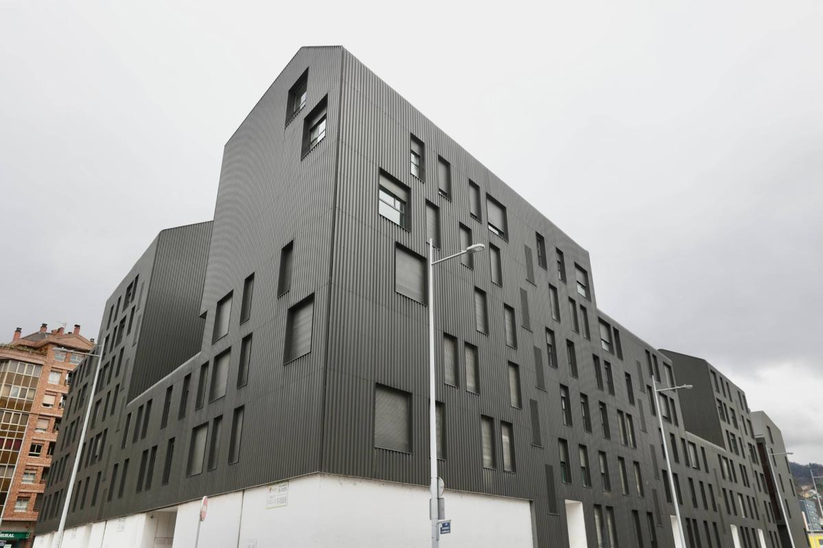 Un edificio de viviendas en Mieres que tiene calefacción con geotermia