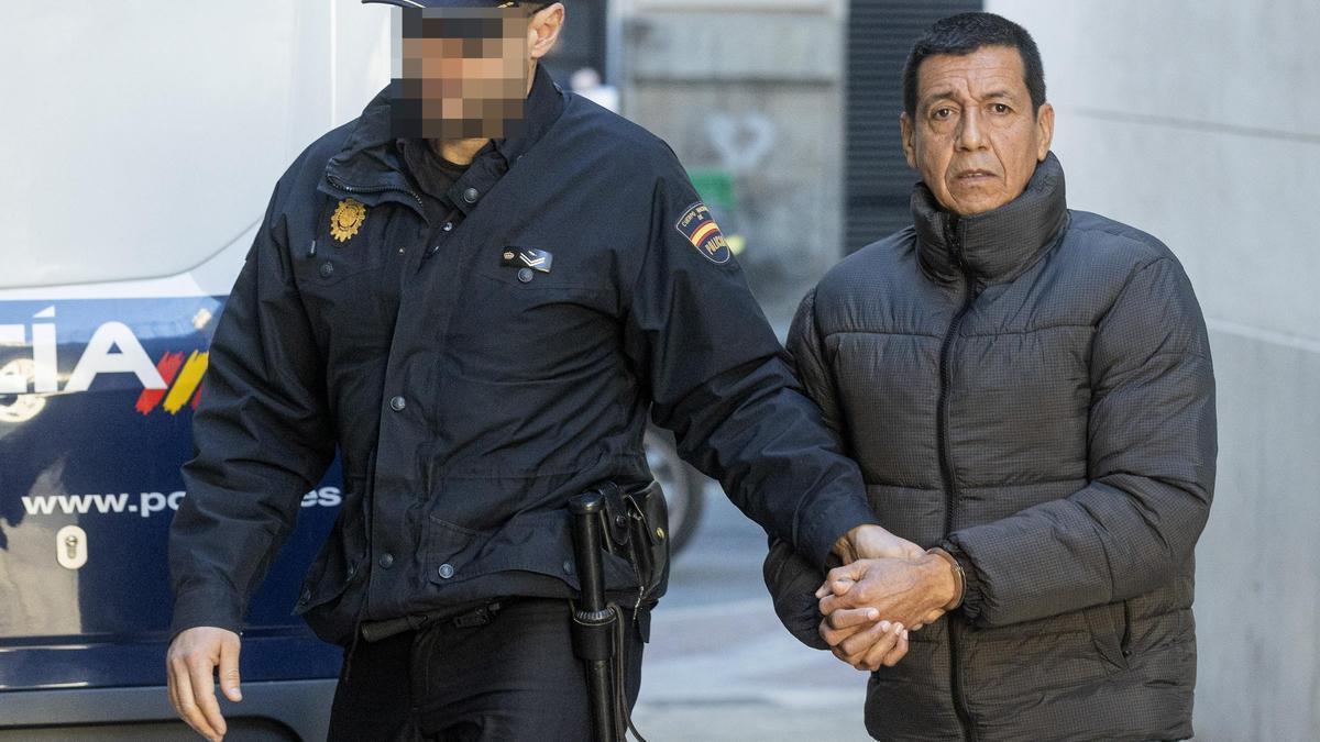 El acusado, conducido por un agente al juicio en la Audiencia de Alicante