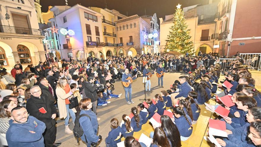 Vila-real ilumina su gran árbol de Navidad y el renovado pesebre