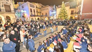 Vila-real ilumina su gran árbol de Navidad y el renovado pesebre