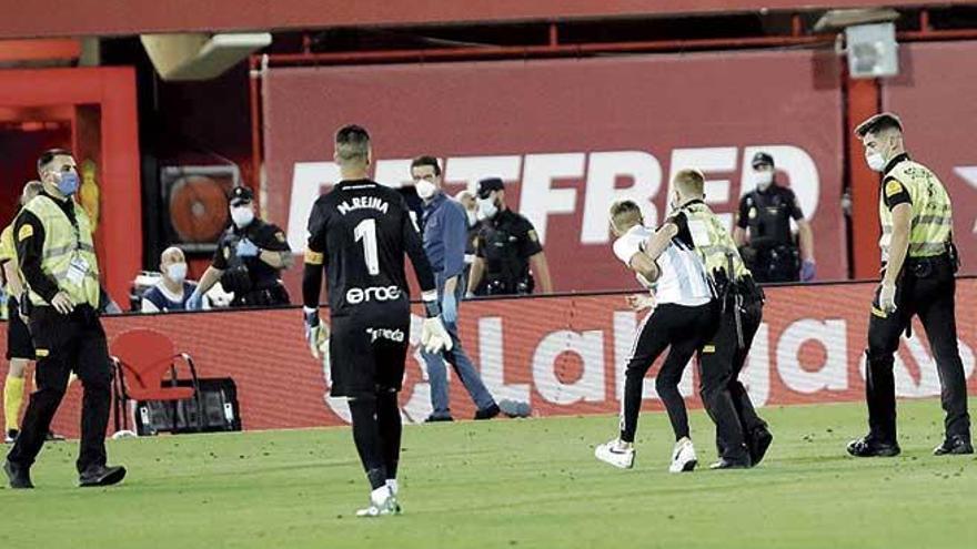 La seguridad privada del Mallorca reduce al espontáneo que saltó al césped durante el partido entre el Mallorca y el Barcelona y que se hizo un &#039;selfie&#039; con Jordi Alba.