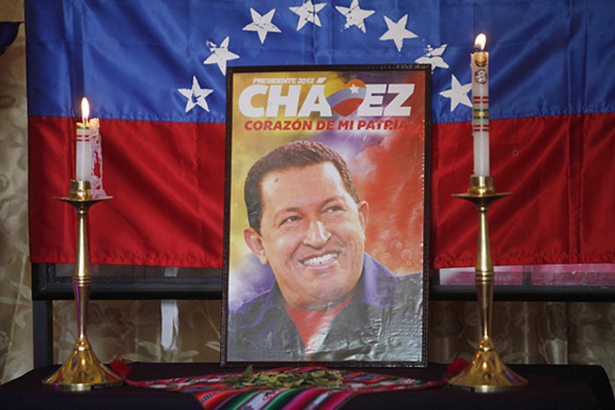 Una imatge del president Hugo Chávez situada en una capella dins del Congrés a La Paz, Bolívia.