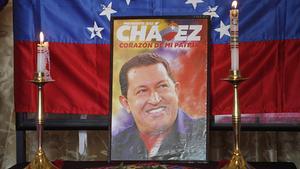 Una imatge del president Hugo Chávez situada en una capella dins del Congrés a La Paz, Bolívia.