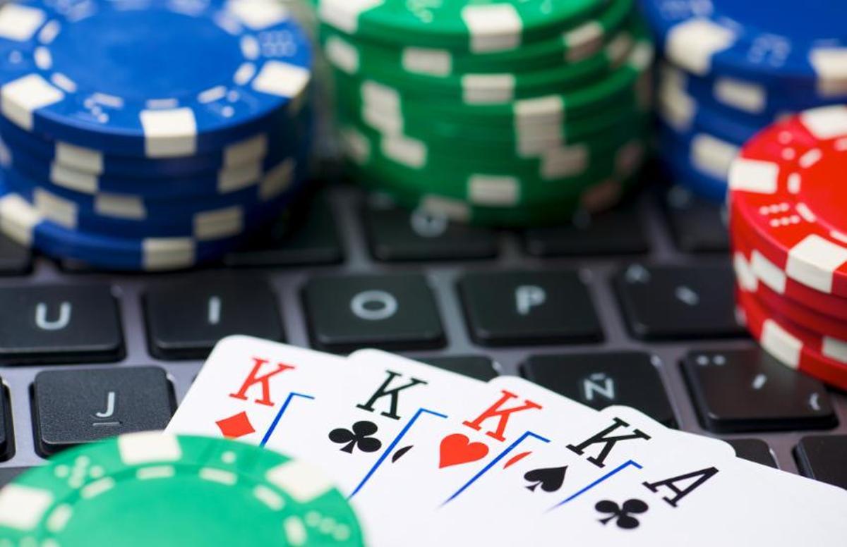 Cartas y fichas de casinos online con transferencia bancaria sobre un ordenador