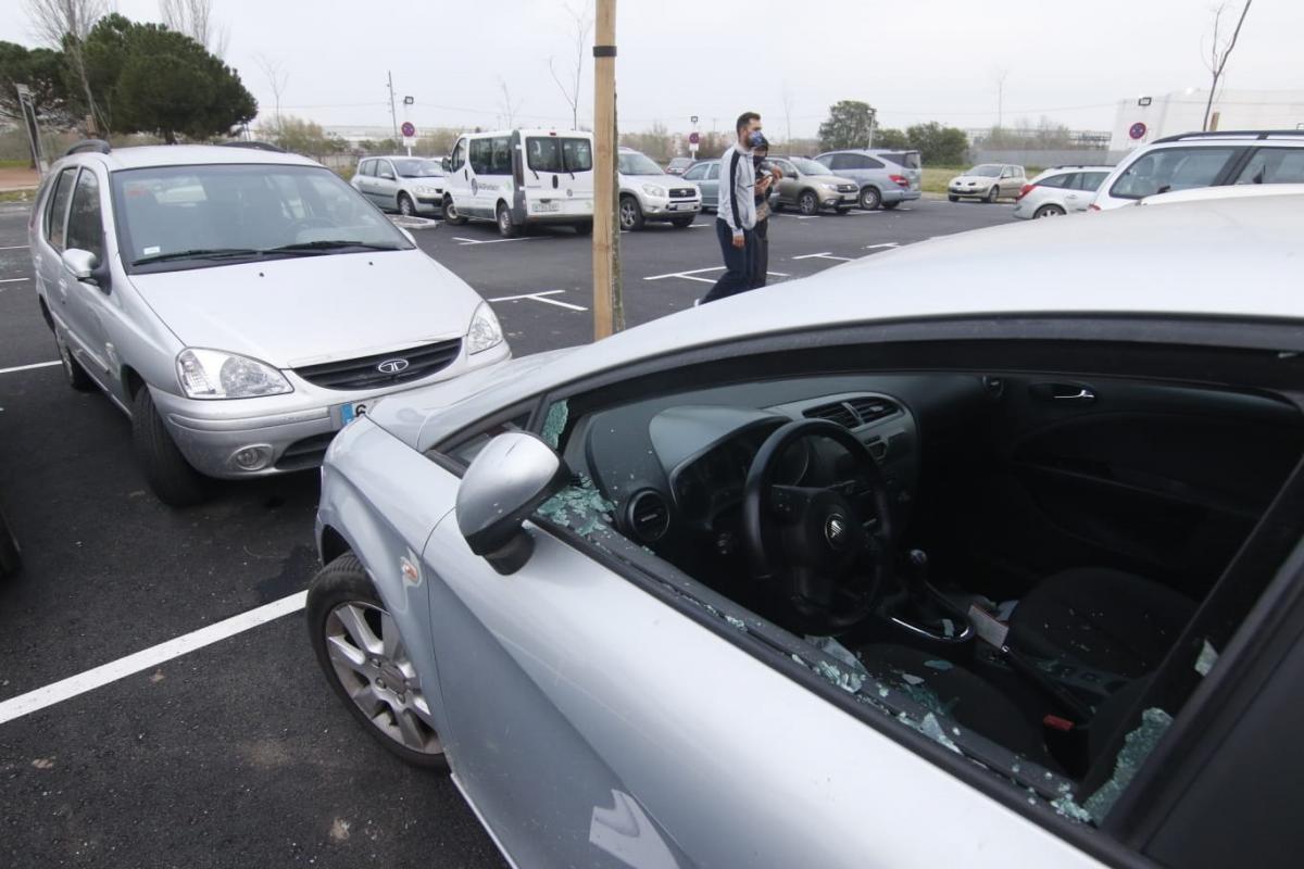 Lunas y ventanillas destrozadas en una imagen de archivo.