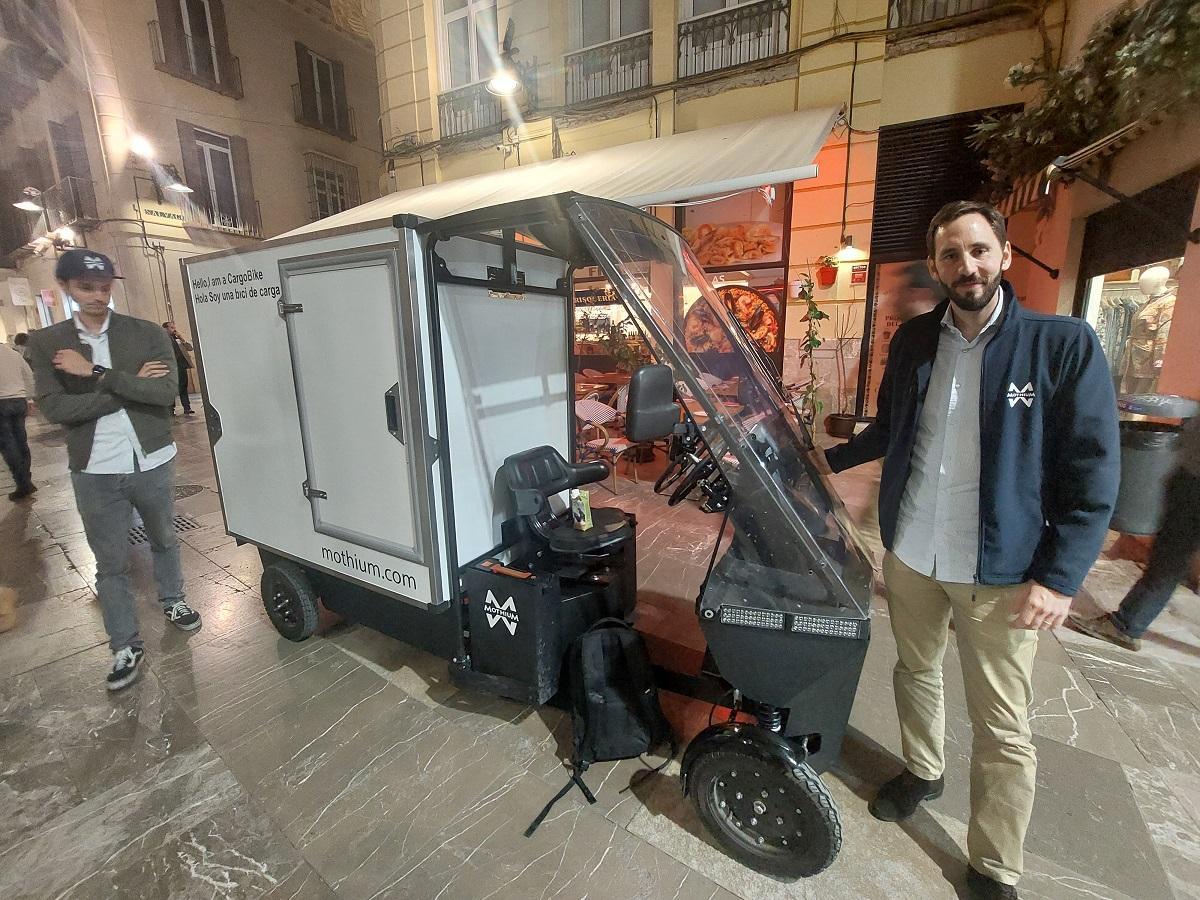 Sergio González, promotor de Mothium, con uno de los vehículos desarrollaos por la empresa.