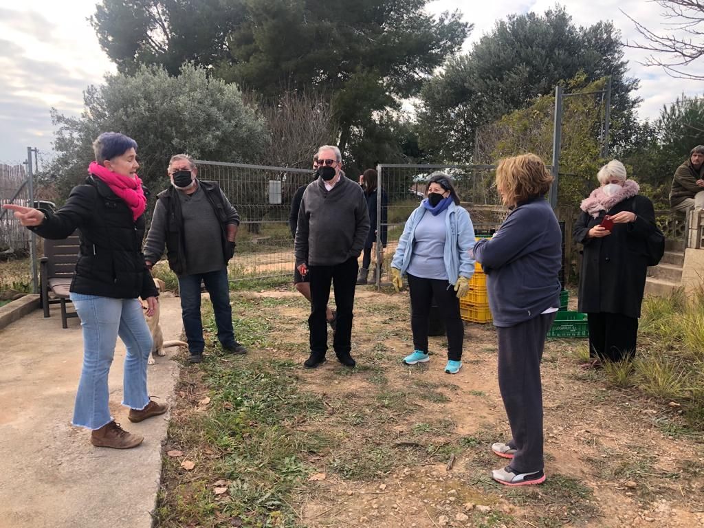 Esther, junto a un grupo de amigos que han llegado desde Alaquàs