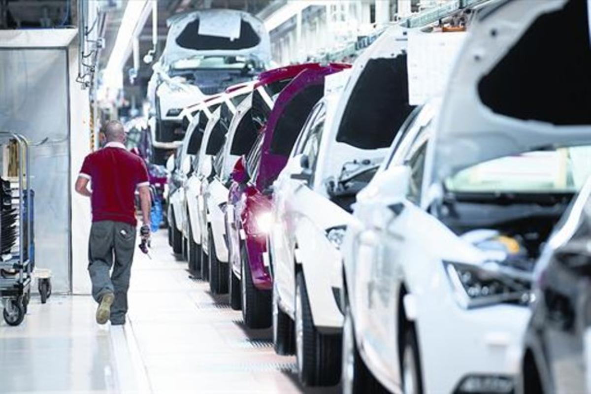 Un treballador en la cadena de muntatge del Seat León a Martorell.