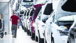 Un treballador en la cadena de muntatge del Seat León a Martorell.