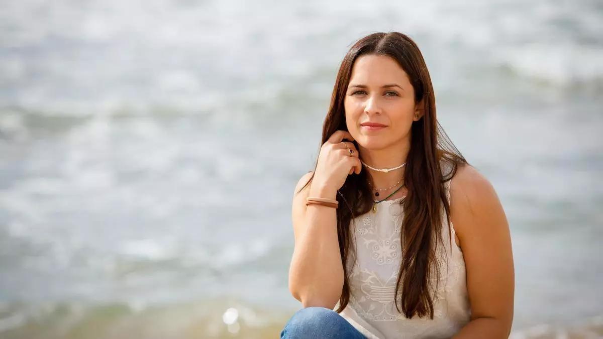 La escritora Alice Kellen, fotografiada en Cornualles, uno de los escenario de Quedará el amor, su nueva novela.
